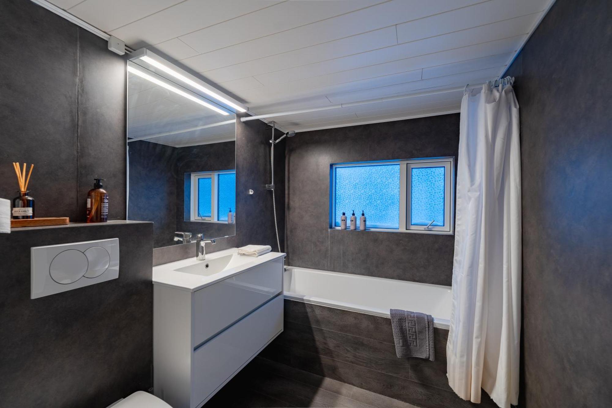 Day Dream Central Akureyri Three Bedroom Apt Ngoại thất bức ảnh